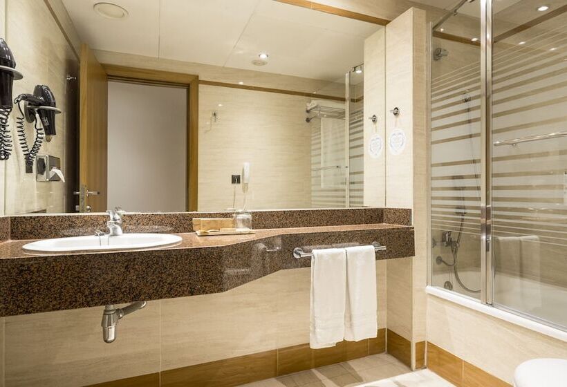 Номер Стандарт Трехместный, Ilunion Les Corts Spa