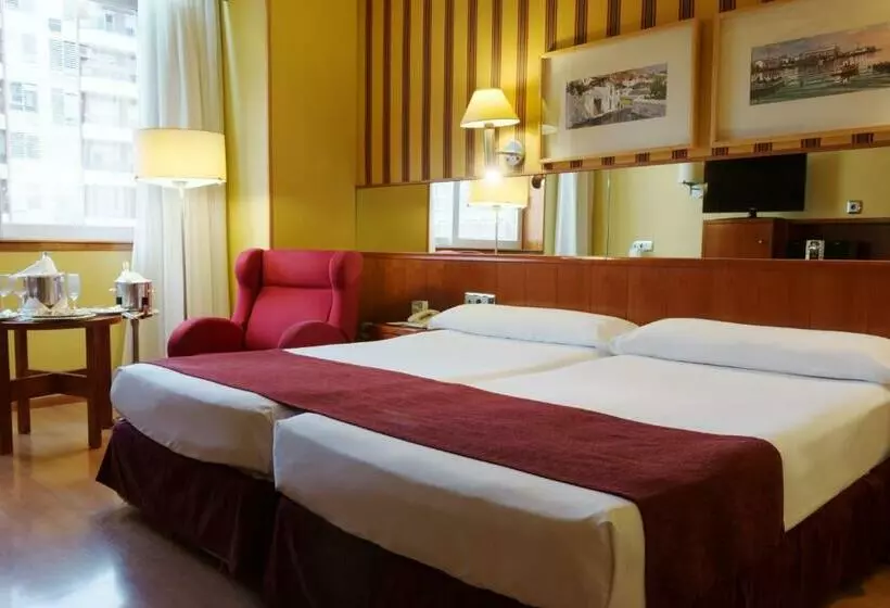 اتاق استاندارد سه نفره, Ilunion Les Corts Spa