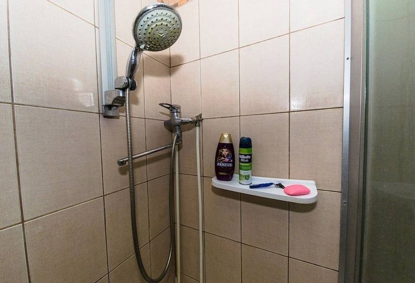 اتاق خانوادگی, Hostel My World