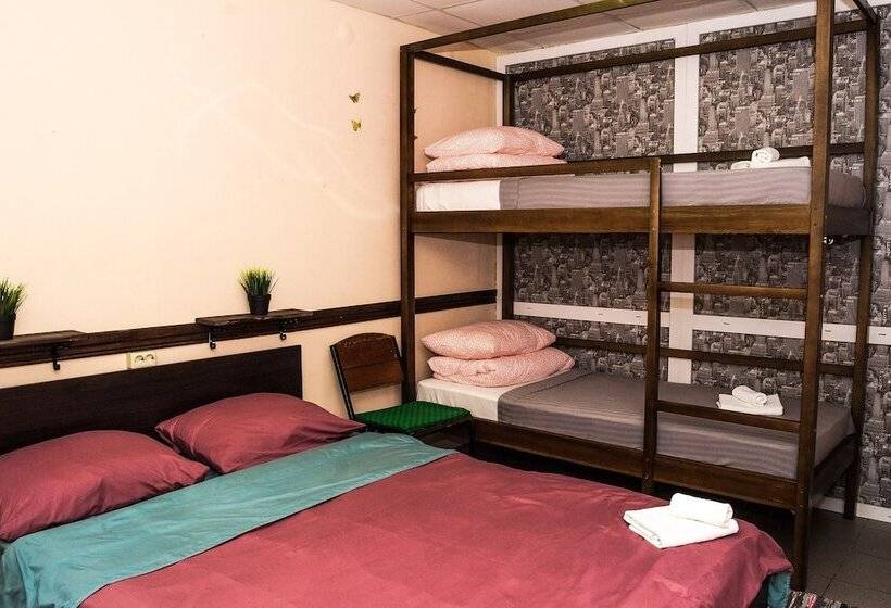 اتاق خانوادگی, Hostel My World