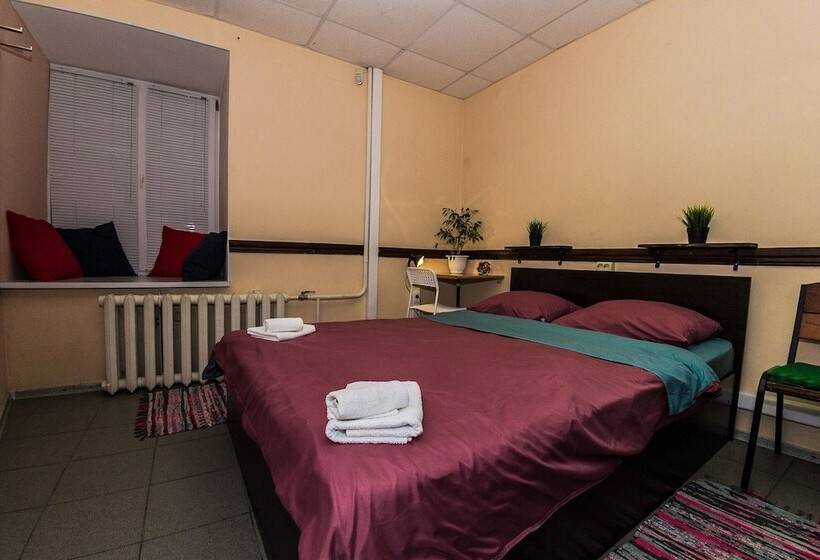 اتاق خانوادگی, Hostel My World