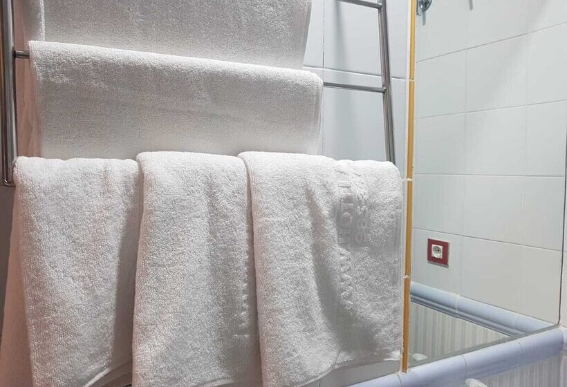 이코노미 룸, Albor Ii