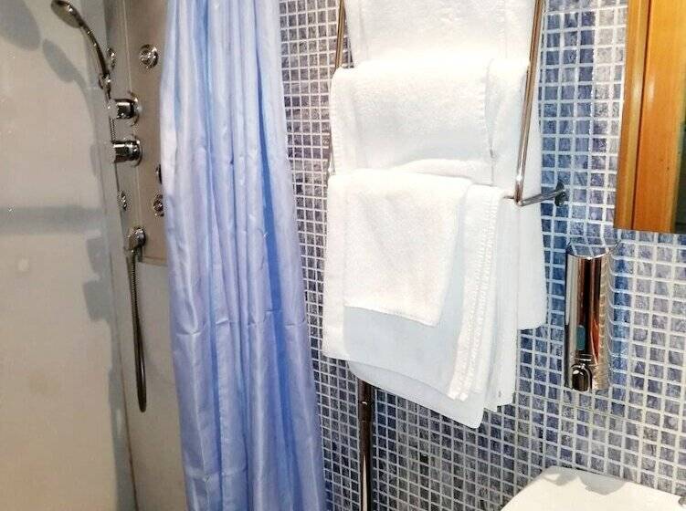 이코노미 룸, Albor Ii