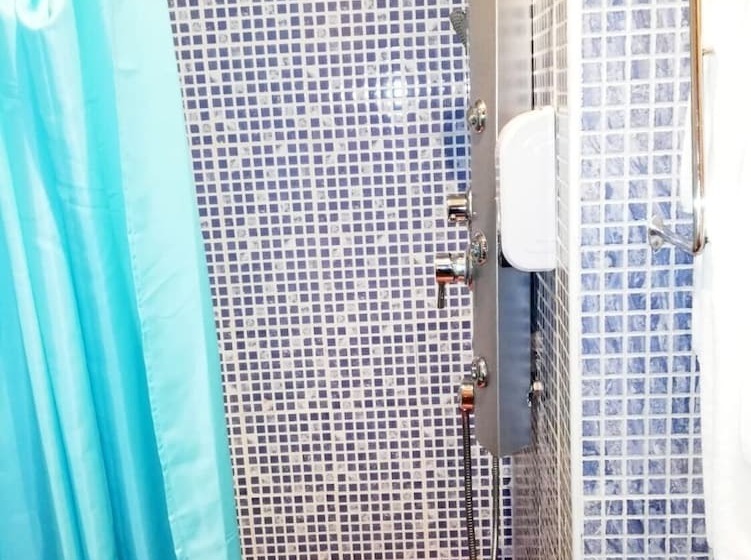 이코노미 룸, Albor Ii