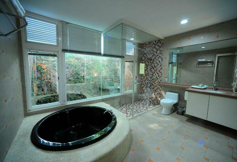 اتاق لوکس, Golden Motel