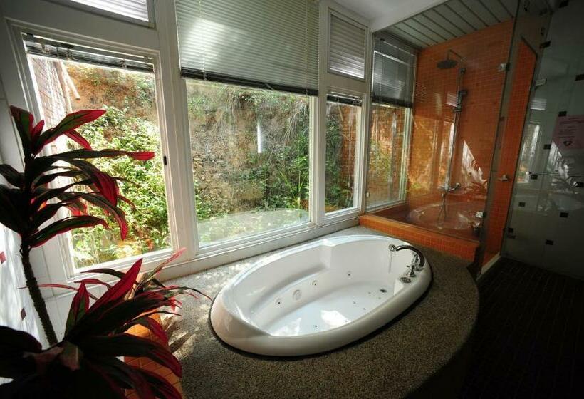 اتاق لوکس, Golden Motel