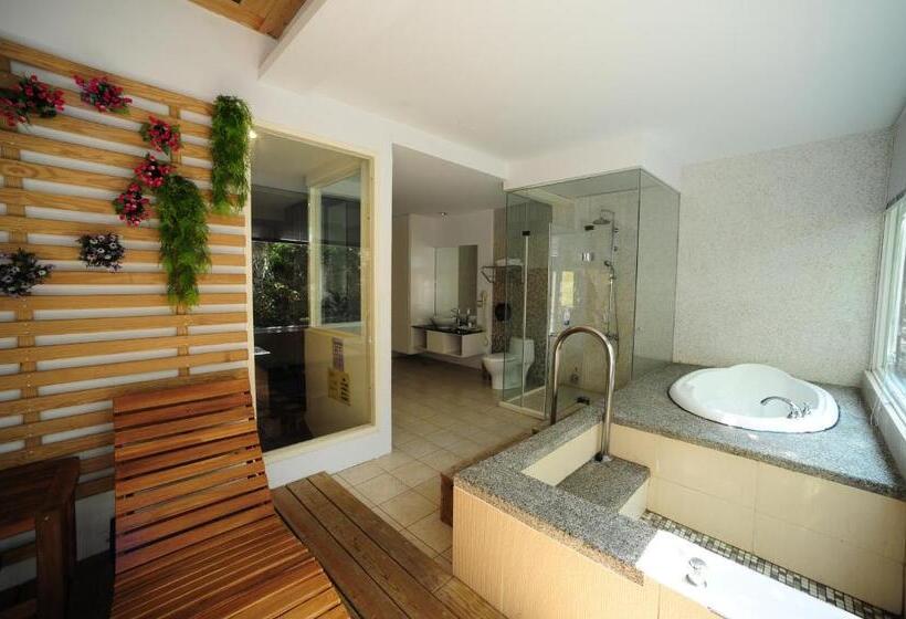 اتاق کلاسیک چهارنفره, Golden Motel