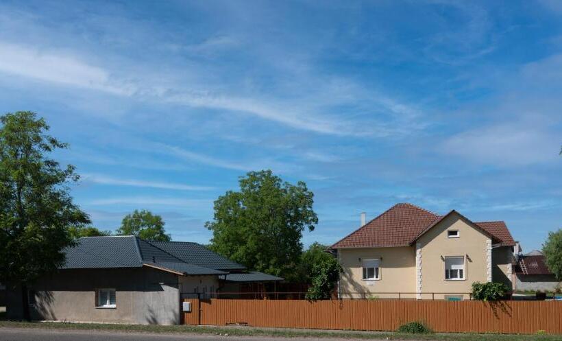 غرفة عائلية, Bokor Vendégház