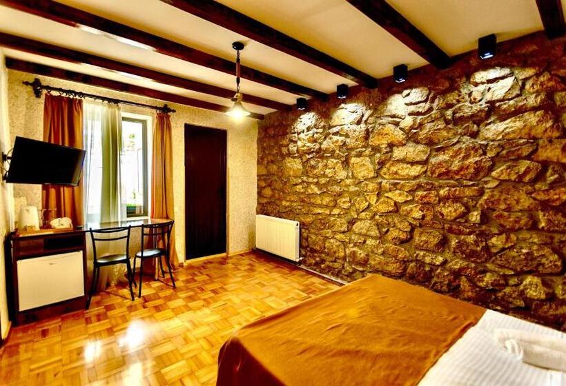 اتاق استاندارد با چشم‌انداز باغ, History