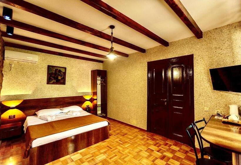 اتاق استاندارد با چشم‌انداز باغ, History