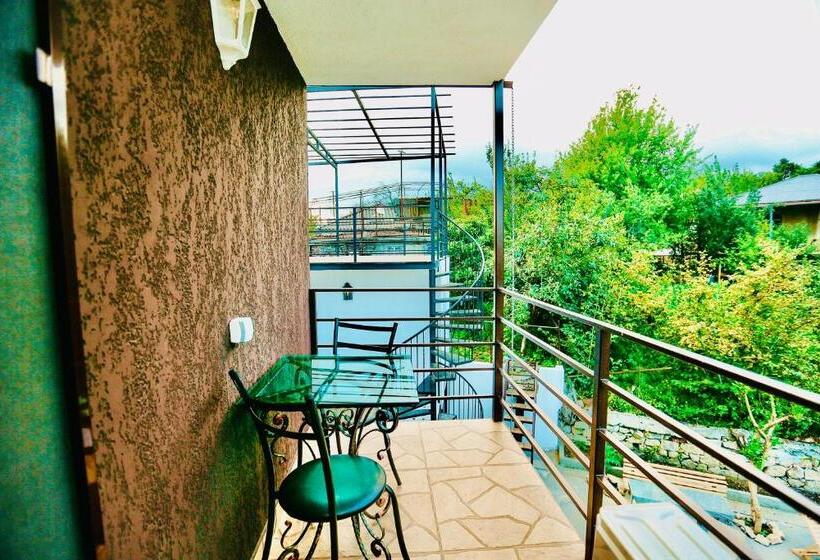 اتاق استاندارد با چشم‌انداز باغ, History