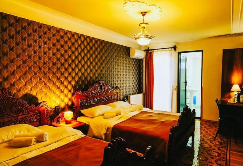 اتاق خانوادگی, History