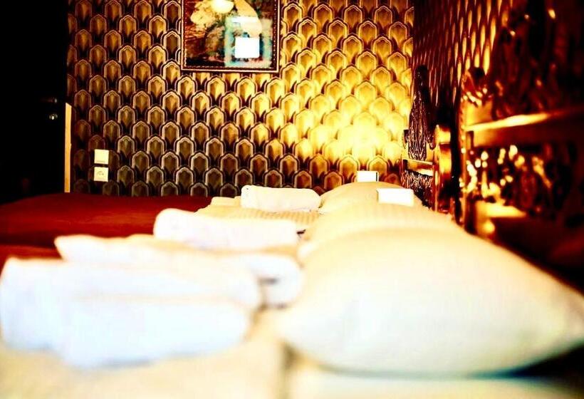 اتاق خانوادگی, History