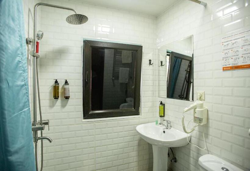 اتاق استاندارد با چشم‌انداز باغ, History