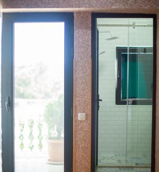 اتاق استاندارد چهار تخته, History