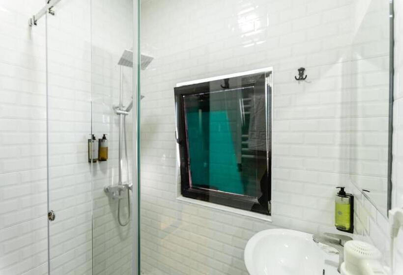 اتاق استاندارد چهار تخته, History