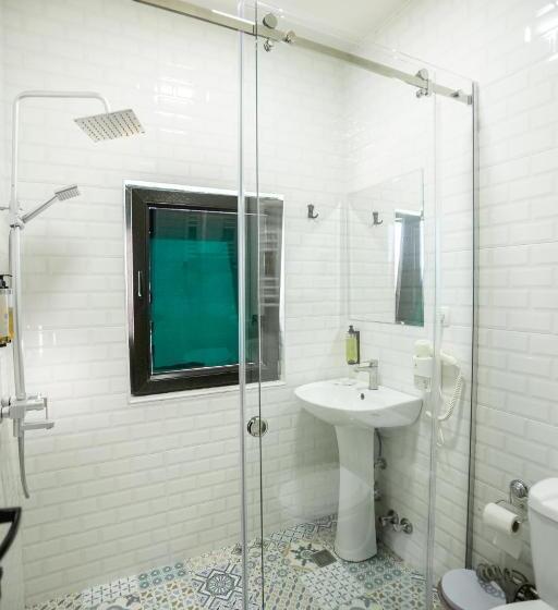 اتاق استاندارد چهار تخته, History