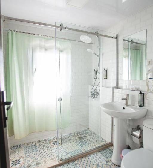 اتاق استاندارد با تراس, History