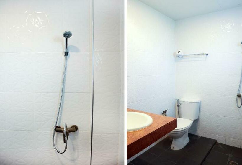 Deluxe Kolmen Hengen Huone, Oyo 854 Baan Phuchalong