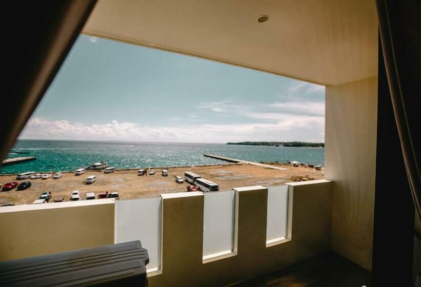 اتاق لوکس با چشمانداز دریا, Navarro