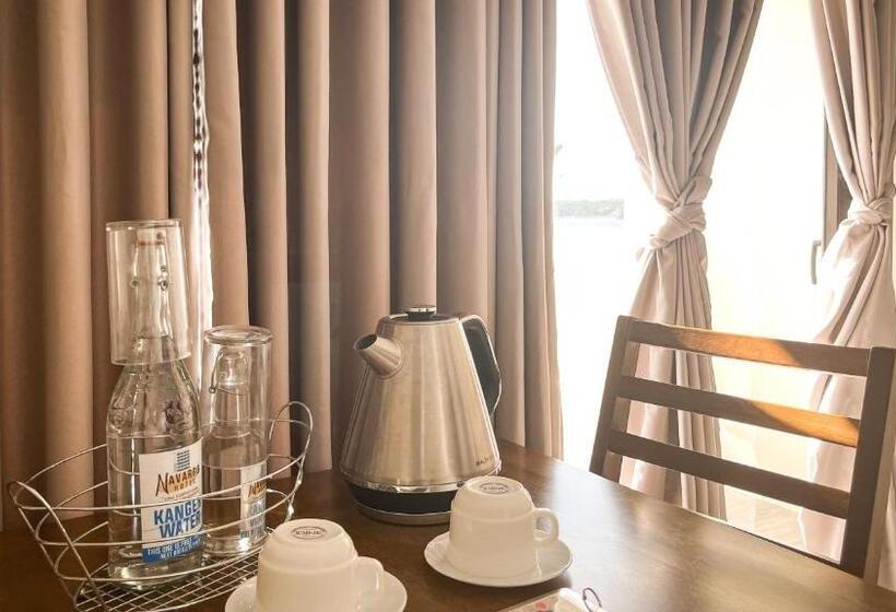 اتاق لوکس با تخت بزرگ, Navarro