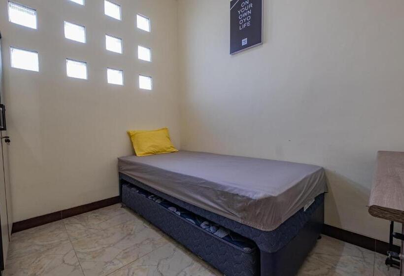 اتاق اکونومی یک تخته, Oyo Life 2216 Griya Jakasetia