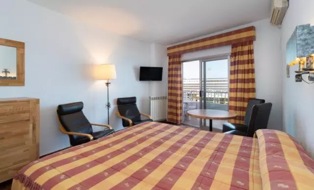 スタンダードスタジオ, Apartamentos Bajondillo