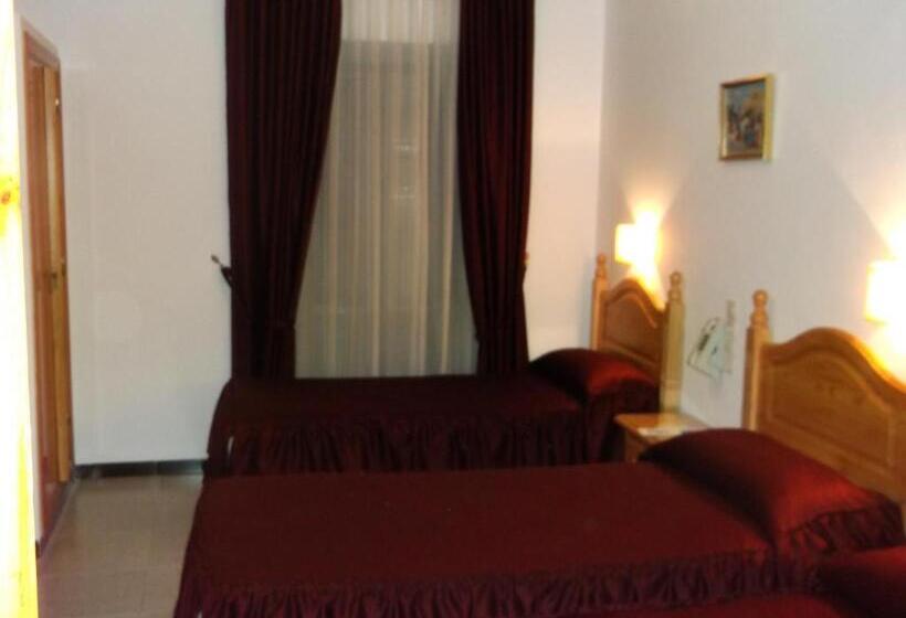 Номер Стандарт Трехместный, Hostal San Francisco