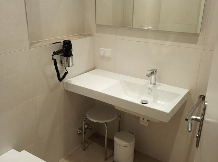 اتاق استاندارد, Adlerhof