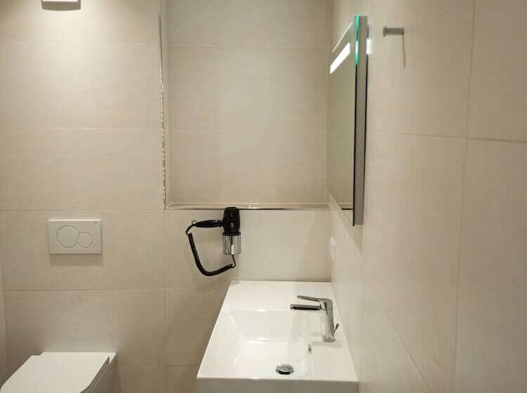 اتاق استاندارد سه نفره, Adlerhof