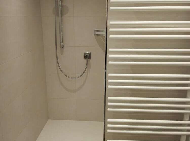 اتاق استاندارد سه نفره, Adlerhof