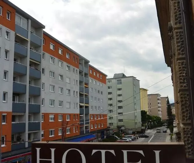 اتاق استاندارد چهار تخته, Adlerhof