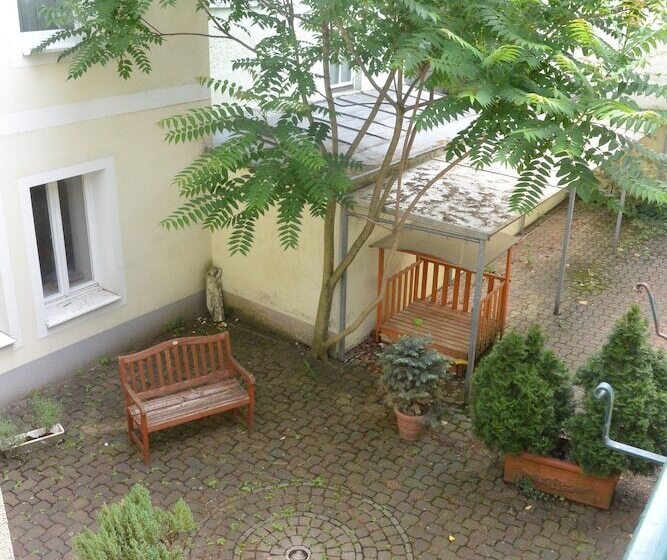 اتاق استاندارد چهار تخته, Adlerhof