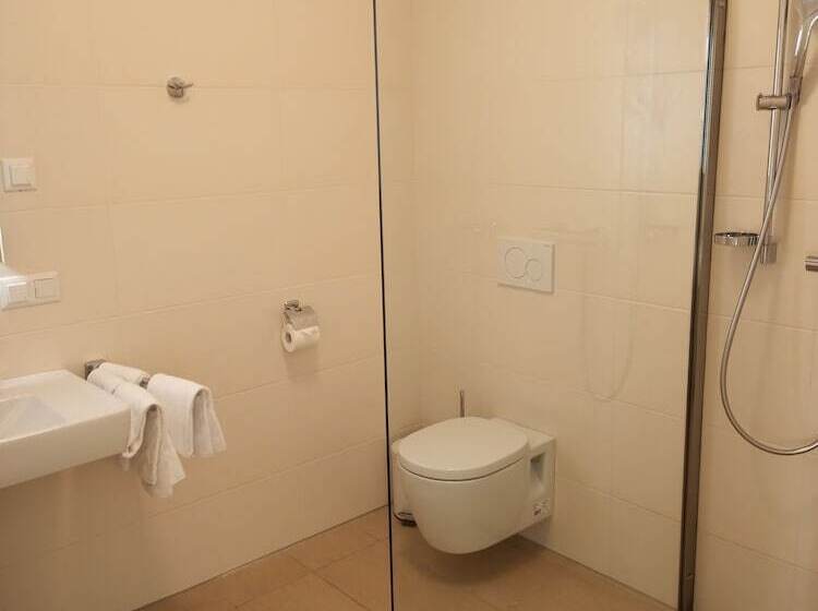 اتاق استاندارد چهار تخته, Adlerhof