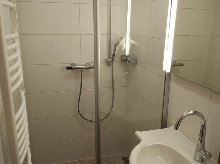 اتاق استاندارد چهار تخته, Adlerhof