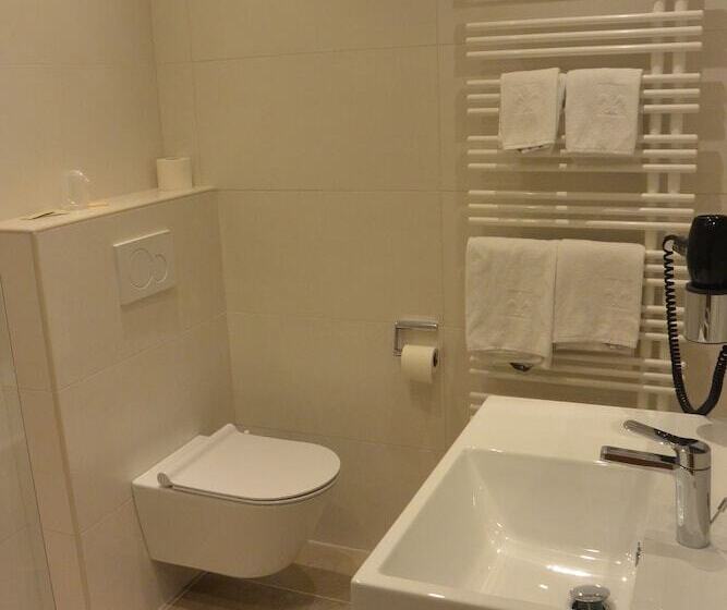 اتاق استاندارد چهار تخته, Adlerhof