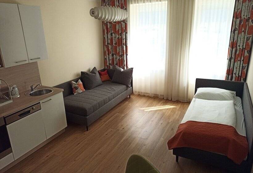 اتاق استاندارد چهار تخته, Adlerhof