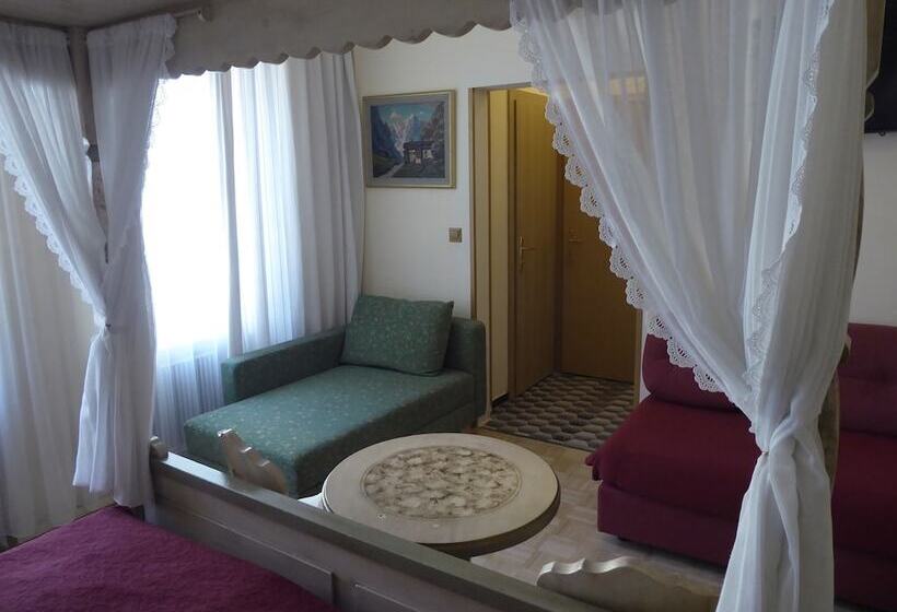 اتاق استاندارد چهار تخته, Adlerhof