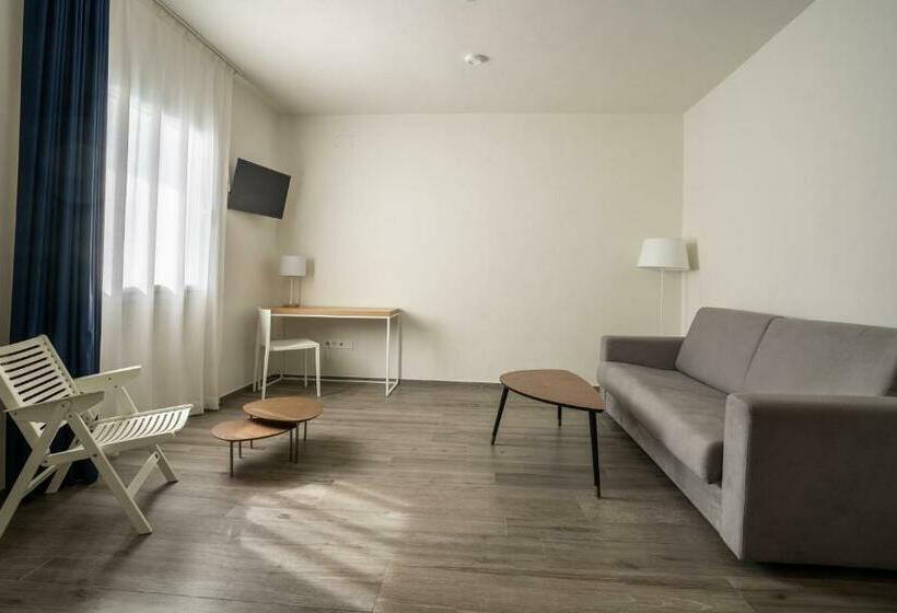 패밀리 룸, Agaro