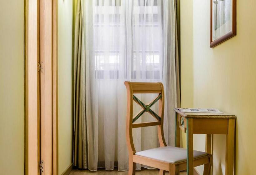 חדר סטנדרט לשלושה, Exe Domus Aurea