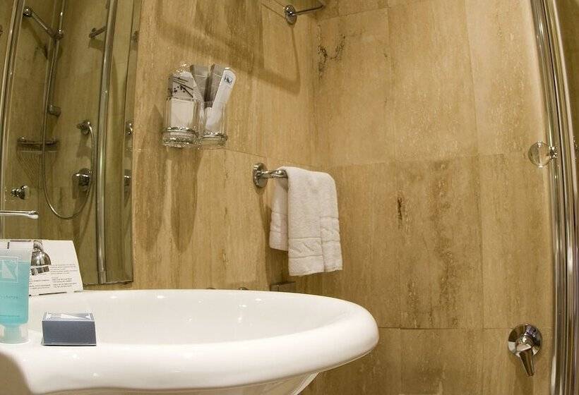 חדר סטנדרט לשלושה, Exe Domus Aurea