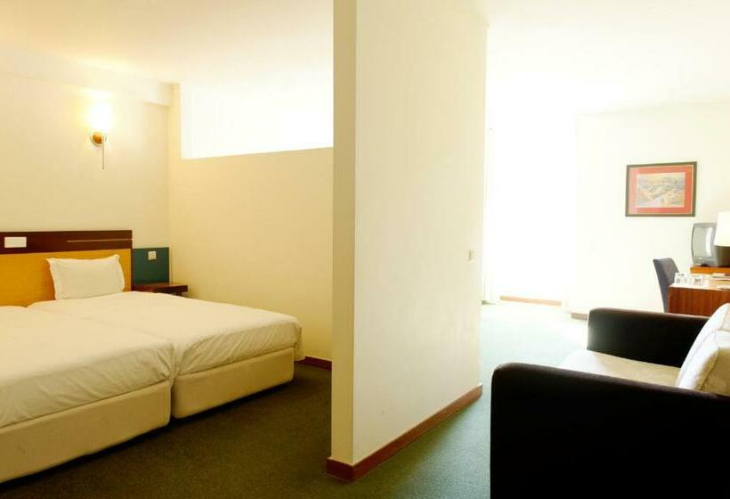 اتاق خانوادگی, The Lince Braga