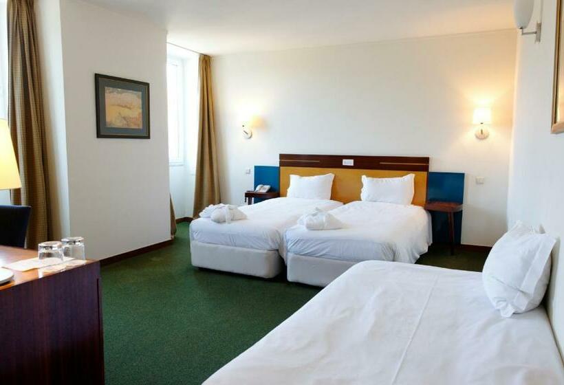 اتاق استاندارد سه نفره, The Lince Braga