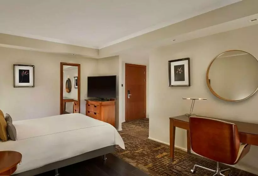 اتاق اجرایی با تخت بزرگ, Park Plaza Victoria London
