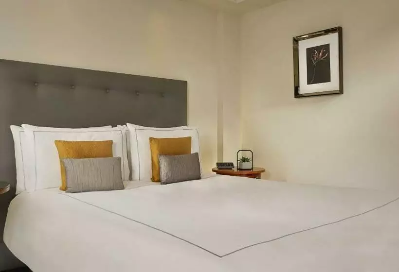 اتاق اجرایی با تخت بزرگ, Park Plaza Victoria London