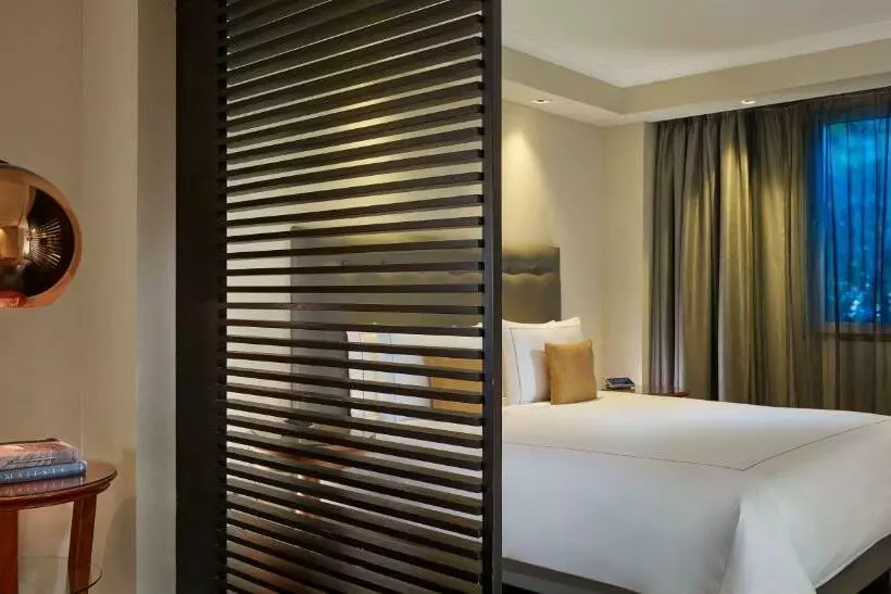 اتاق اجرایی با تخت بزرگ, Park Plaza Victoria London