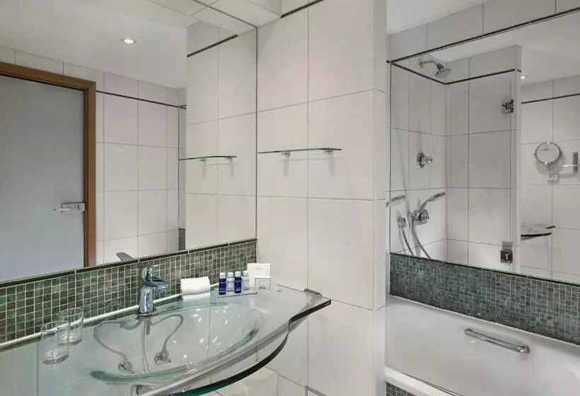 اتاق اجرایی با تخت بزرگ, Park Plaza Victoria London
