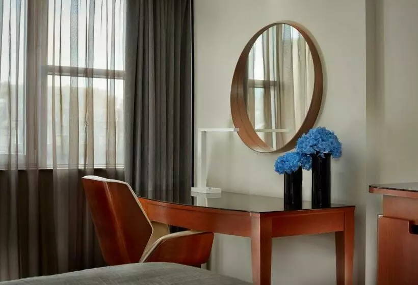 اتاق اجرایی با تخت بزرگ, Park Plaza Victoria London