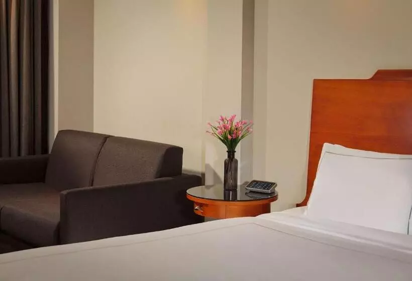 اتاق اجرایی با تخت بزرگ, Park Plaza Victoria London