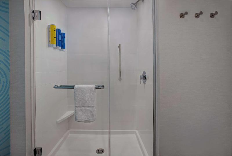 استوديو إدارى, Park Plaza Victoria London